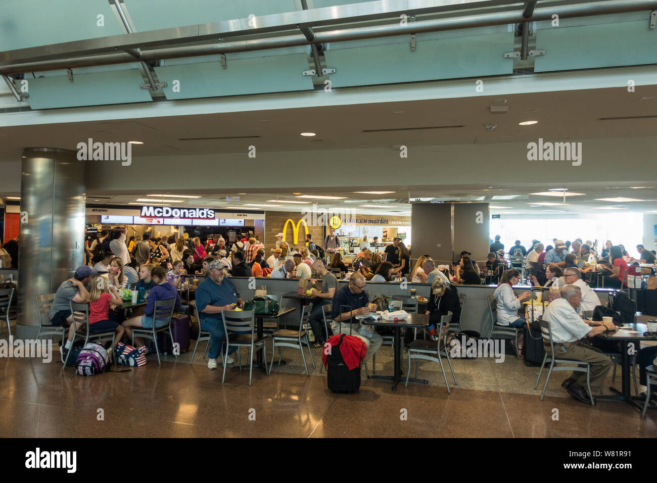 McDonald's Restaurant am Denver International Airport Terminal B, gefüllt mit Menschen/Reisenden einen schnellen Bissen Stockfoto