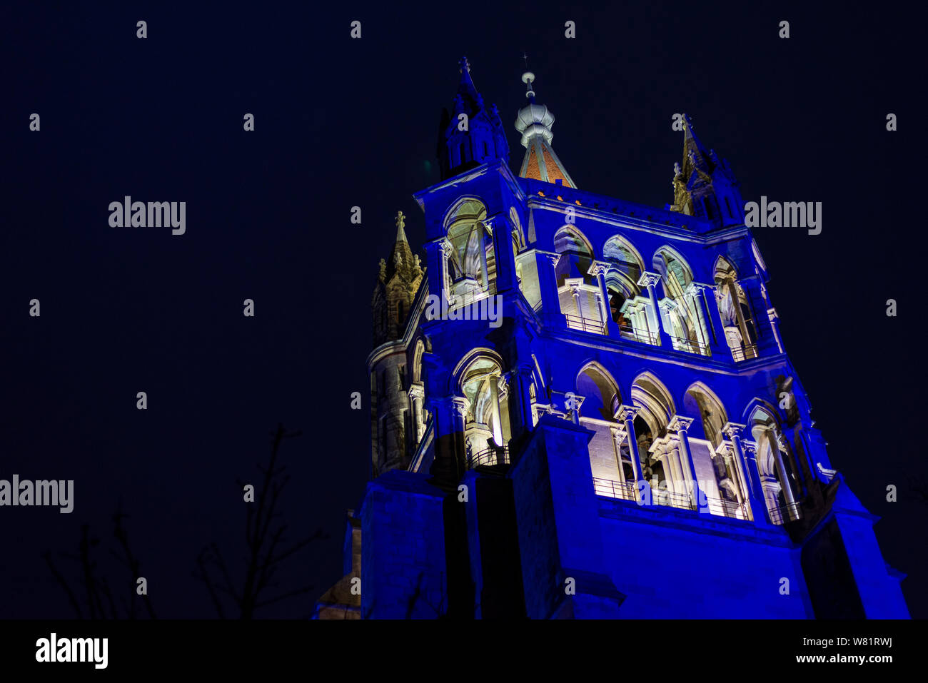 Nacht beleuchtet niedrigen Winkel Blick auf die Spitze der Glockenturm der  Kathedrale von Lausanne, La Cathédrale de Lausanne, Lausanne, Schweiz  Stockfotografie - Alamy