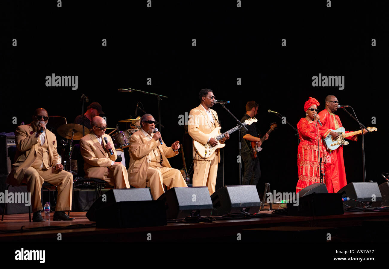 Edinburgh, Schottland, Großbritannien. 7. August 2019. Blinden Jungen von Alabama teilen die Bühne mit Amadou & Mariam am Usher Hall in Edinburgh International Festival Konzert. Von L bis R, Eric Ricky McKinnie, Jimmy Carter, Ben Moore und Joey Williams. Kredit; Iain Masterton/Alamy leben Nachrichten Stockfoto