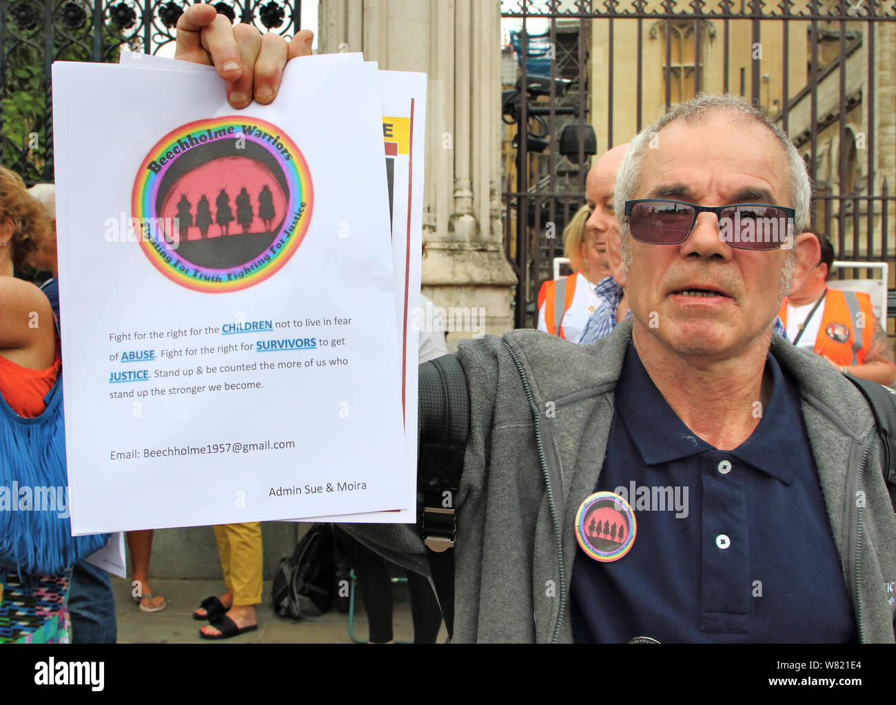 Eine Demonstrantin hält ein Merkblatt für das Recht der Kinder während der Demonstration zu kämpfen. Buche Holme Krieger Gruppe Protest außerhalb des Parlaments und Downing Street, kämpfen für die Rechte der Kinder nicht aus Angst vor Missbrauch und für die Überlebenden zu Leben Gerechtigkeit zu erhalten. Stockfoto