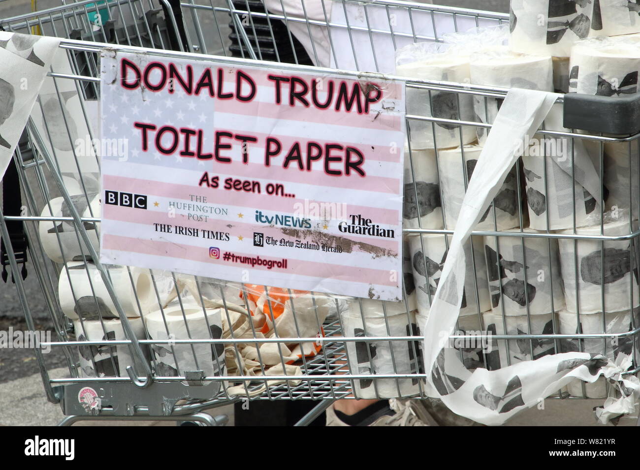 Eine Ansicht von Präsident Trump Toilettenpapier für den Verkauf in Westminster. Stockfoto