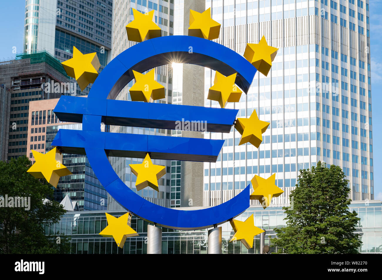 Euro Symbol Skulptur vor dem Eurotower, Europäische Zentralbank, Frankfurt am Main, Deutschland, Europa Stockfoto