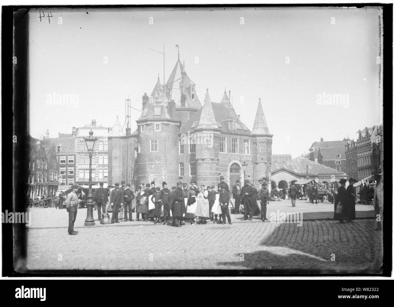 De Waag op de Nieuwmarkt vóór de restauratie van 1894. Stockfoto