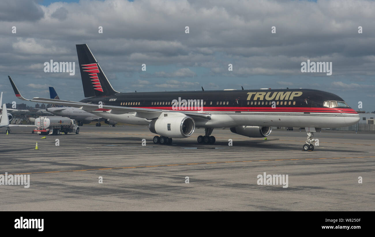 Flug vom Flughafen La Guardia, New York City, in Pittsburgh auf American Airlines Embraer 145-Flugzeuge, die auf den 12. Oktober 2017. Credit: Colin Fisher/CDFIMAGES.COM/ALAMY Stockfoto