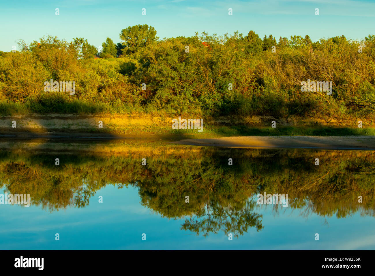 Ruhigen abend Blick auf den South Saskatchewan River in Saskatoon Saskatchewan Kanada Stockfoto