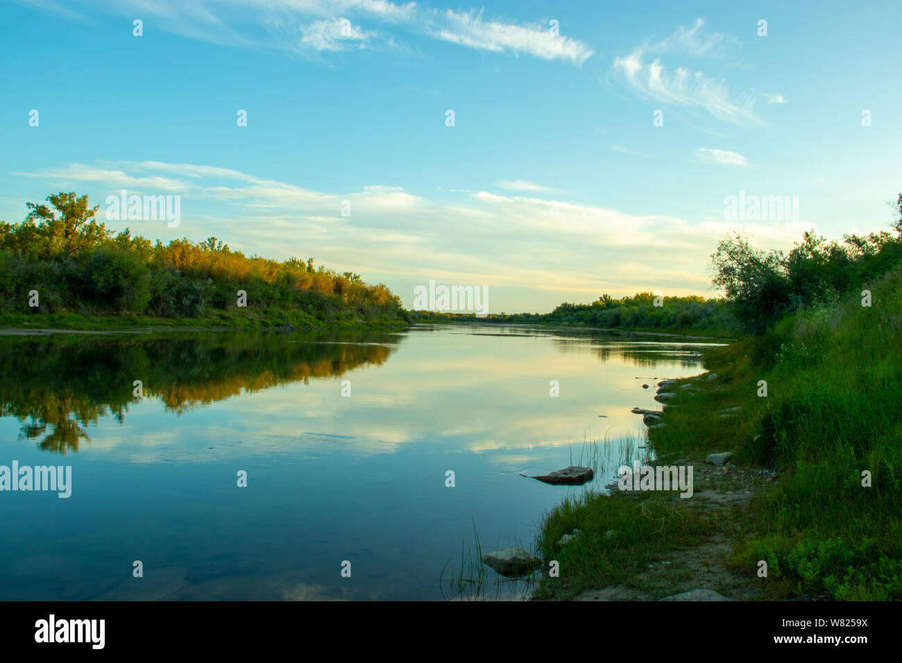 Ruhigen abend Blick auf den South Saskatchewan River in Saskatoon Saskatchewan Kanada Stockfoto