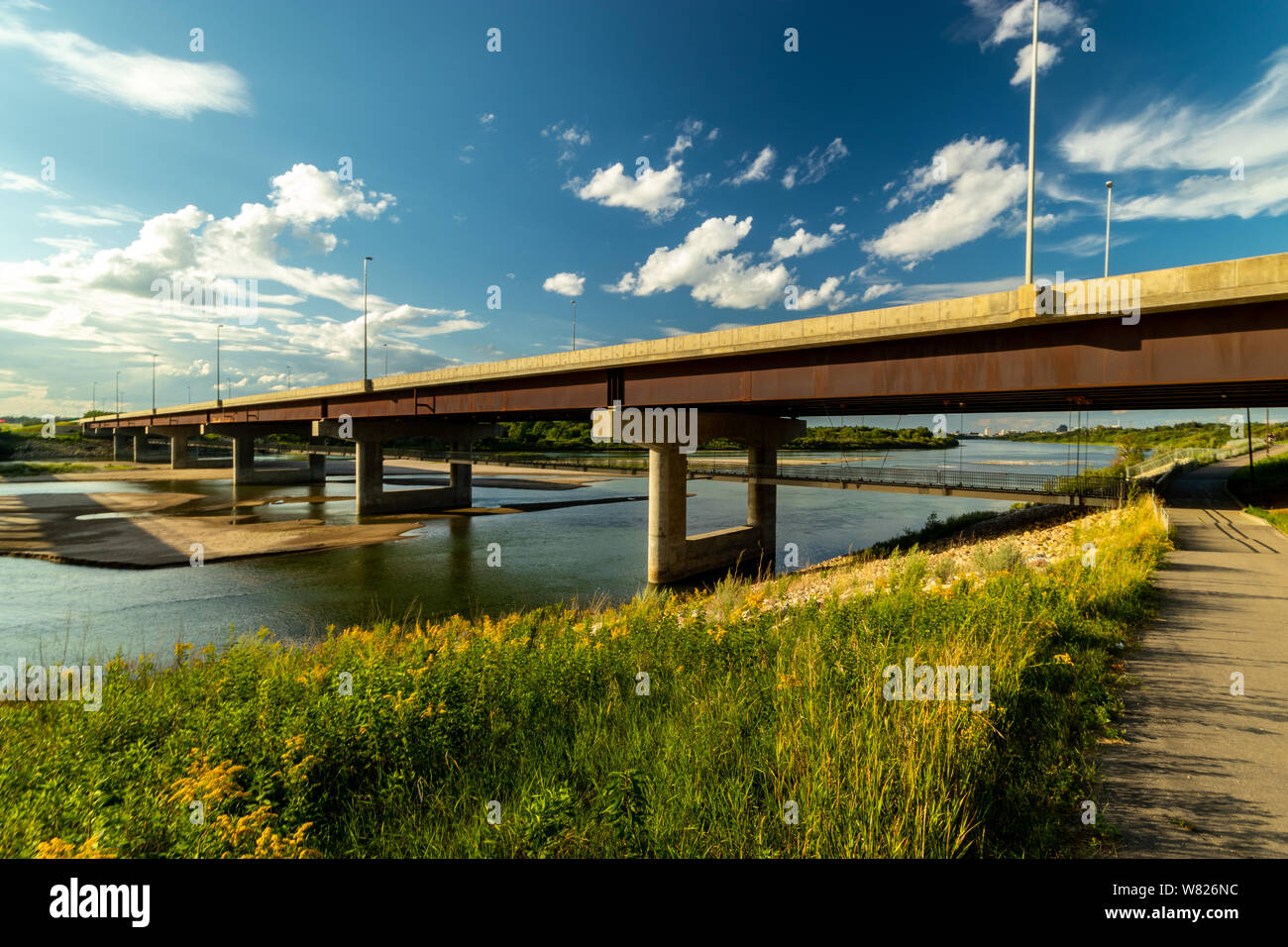 Sonnigen Nachmittag Ansicht der Gordie Howe Verkehr Brücke über den South Saskatchewan River in Saskatoon Saskatchewan Kanada Stockfoto