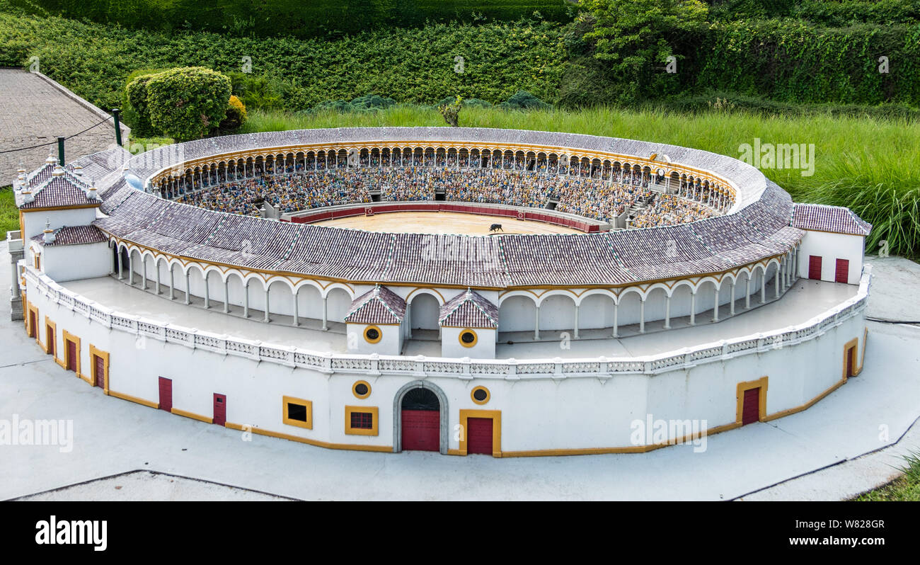 Brüssel, Belgien, 22. Juni 2019: Mini-europa Messegelände. Plaza de Toros de la Real Maestranza de Caballeria de Sevilla in Miniatur mit Grün Stockfoto