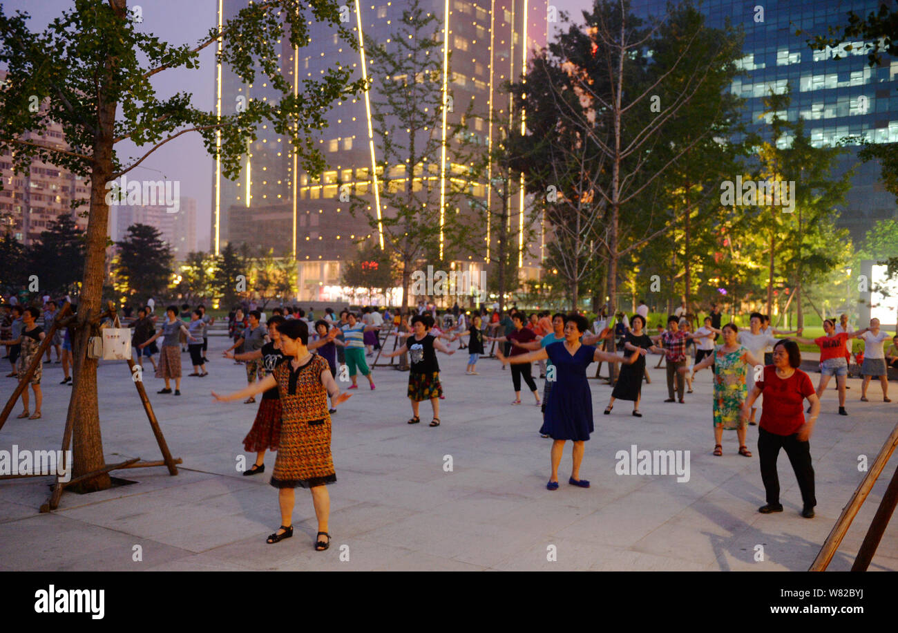 ------ Lokale chinesische Frauen tanzen auf einer Straße in der Nacht in Peking, China, 7. Juli 2014. Peking hat die neuesten Stadt geworden, populär zu regulieren aber Co Stockfoto