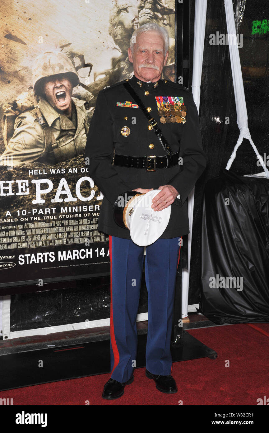 LOS ANGELES, Ca. 24. Februar 2010: Captain Dale Dye bei der Premiere der HBO-Miniserie "Pacific" am Grauman's Chinese Theater, Hollywood. © 2010 Paul Smith/Featureflash Stockfoto