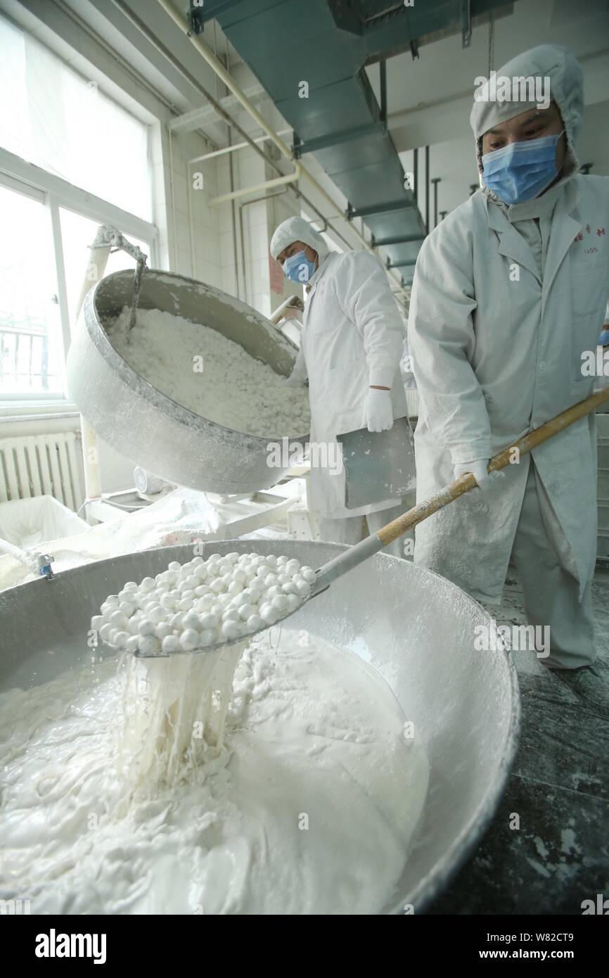 Chinesische Arbeiter machen Klebreis knödel, auch als Yuanxiao oder Yuan Xiao, in einem Werk von Daoxiangcun vor der bevorstehenden Lantern Festival bekannt Stockfoto