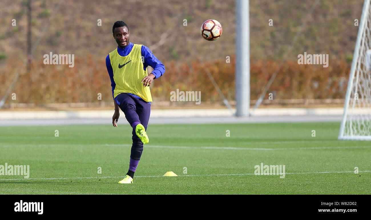 Nigerianischen Fußballspieler John Obi Mikel von Tianjin TEDA F.C. nimmt Teil an einem Training in Okinawa, Japan, 15. Februar 2017. Stockfoto