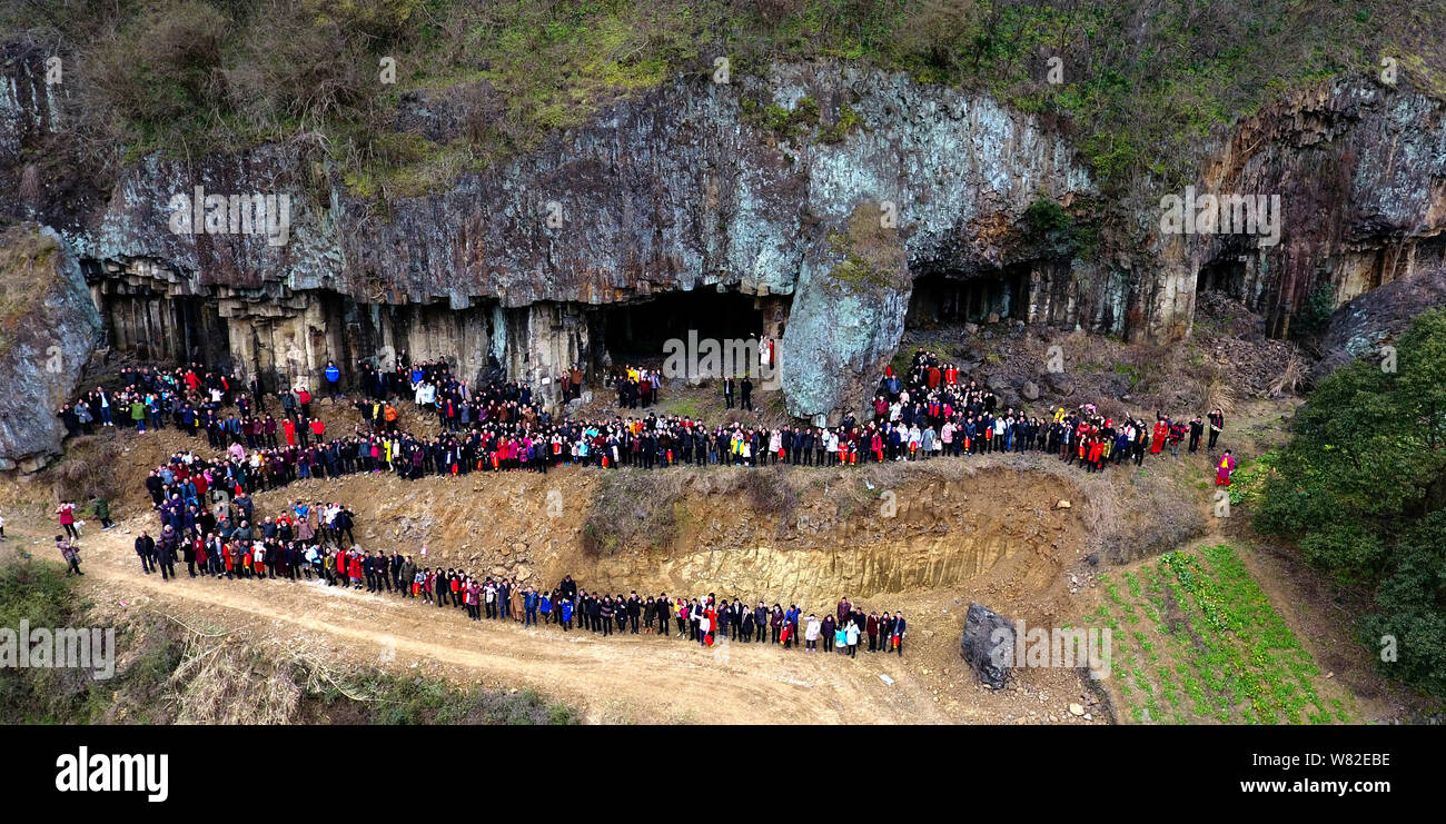 Nachkommen der gleichen Vorfahren für eine XXL-Familie Foto in einem Dorf während der chinesische Mondjahr, oder Frühlingsfest darstellen, in einem Dorf Stockfoto