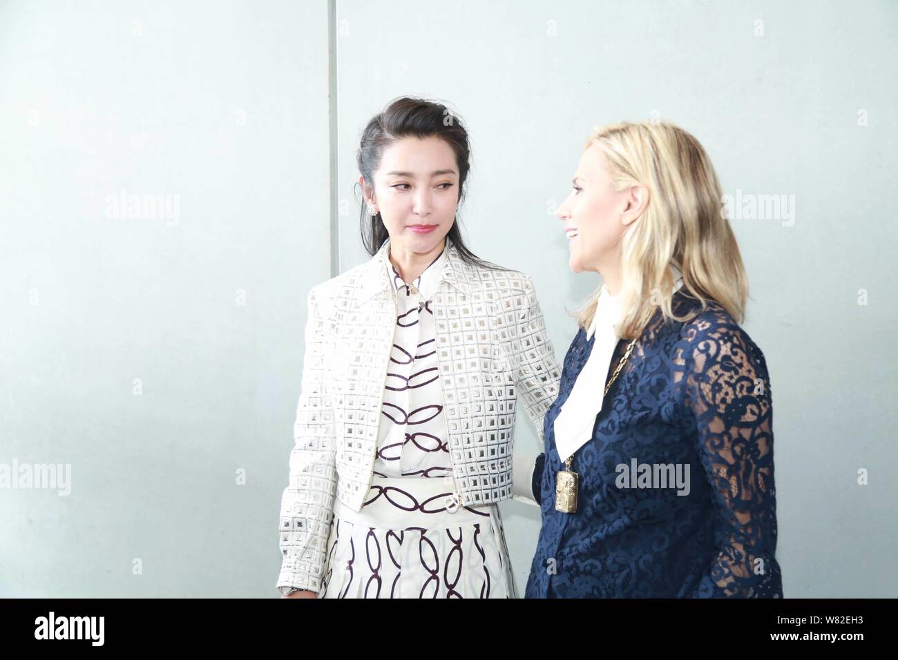 Chinesische Schauspielerin Li Bingbing, Links, Gesprächen mit amerikanischen Modedesigner Tory Burch an der Tory Burch fashion show während der New York Fashion Week Aut Stockfoto