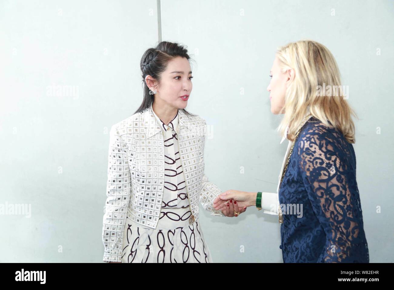 Chinesische Schauspielerin Li Bingbing, Links, Gesprächen mit amerikanischen Modedesigner Tory Burch an der Tory Burch fashion show während der New York Fashion Week Aut Stockfoto