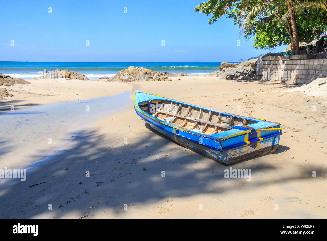 Boot am Strand am nördlichen Ende von Patong, Phukert, Thailand Stockfoto