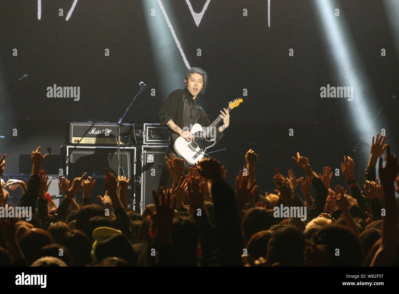 Japanische Sänger und Schauspieler Takamasa Ishihara, besser bekannt unter seinem Künstlernamen Miyavi bekannt, der während eines Konzerts in Taipei, Taiwan, 26. Februar 2017. Stockfoto