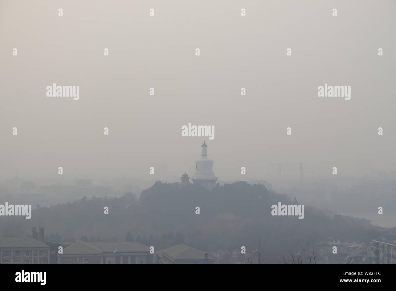 Dieser zusammengesetzte Foto zeigt der Weißen Pagode in schweren Smog in Beihai Park in Peking, China, 15. Februar 2017. Stockfoto