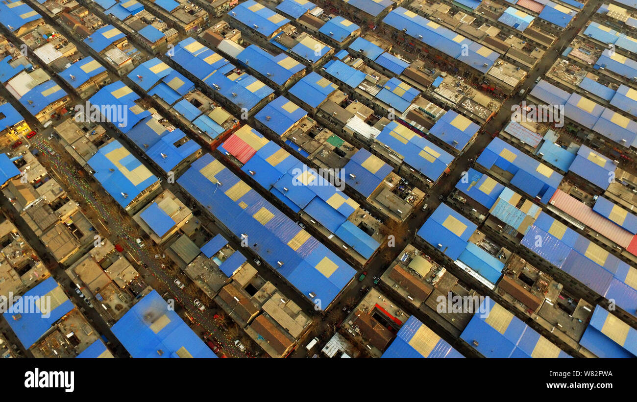 Luftaufnahme von A disappearing Urban Village, ähnlich blaue Pixel, in Jinan, Provinz Shandong, China, 13. Februar 2017. Eine städtische Villa Stockfoto