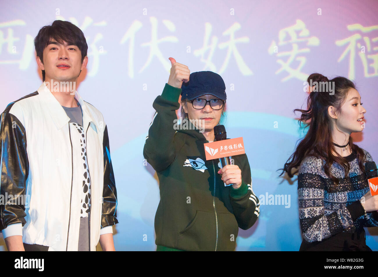 (Von links) Chinesische Schauspieler Kenny Lin oder Lin Gengxin, Hong Kong Regisseur und Schauspieler Stephen Chow und chinesische Schauspielerin Jelly Lin oder Lin Yun besuchen eine Promot Stockfoto