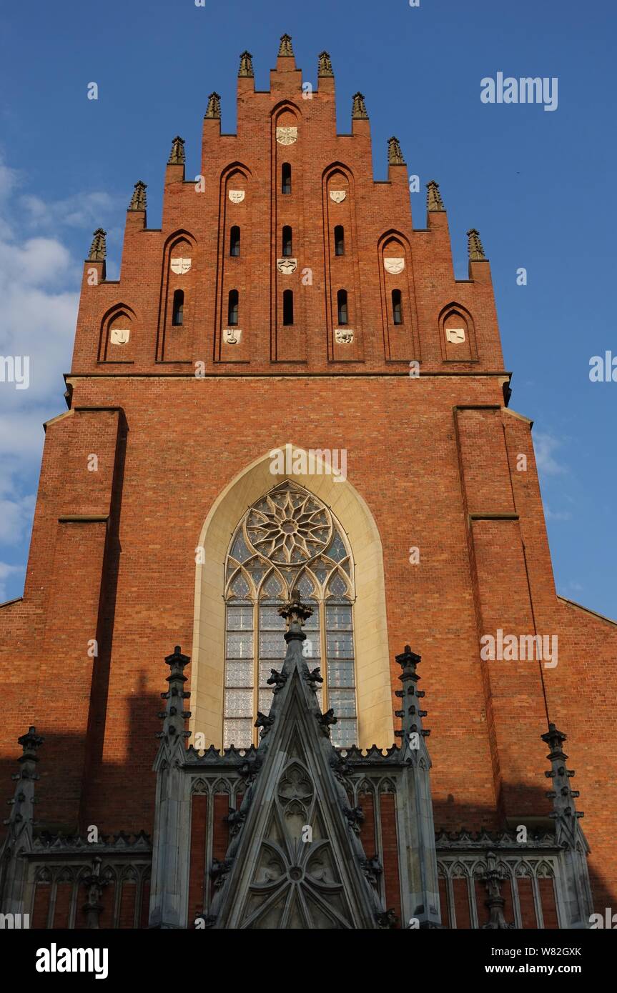 Krakau, Polen, 25. Mai 2019 - Blick auf die Basilika der Heiligen Dreifaltigkeit dominikanische Kirche und Kloster (Bazylika Świętej Trójcy), einer gotischen Backsteinkirche in K Stockfoto