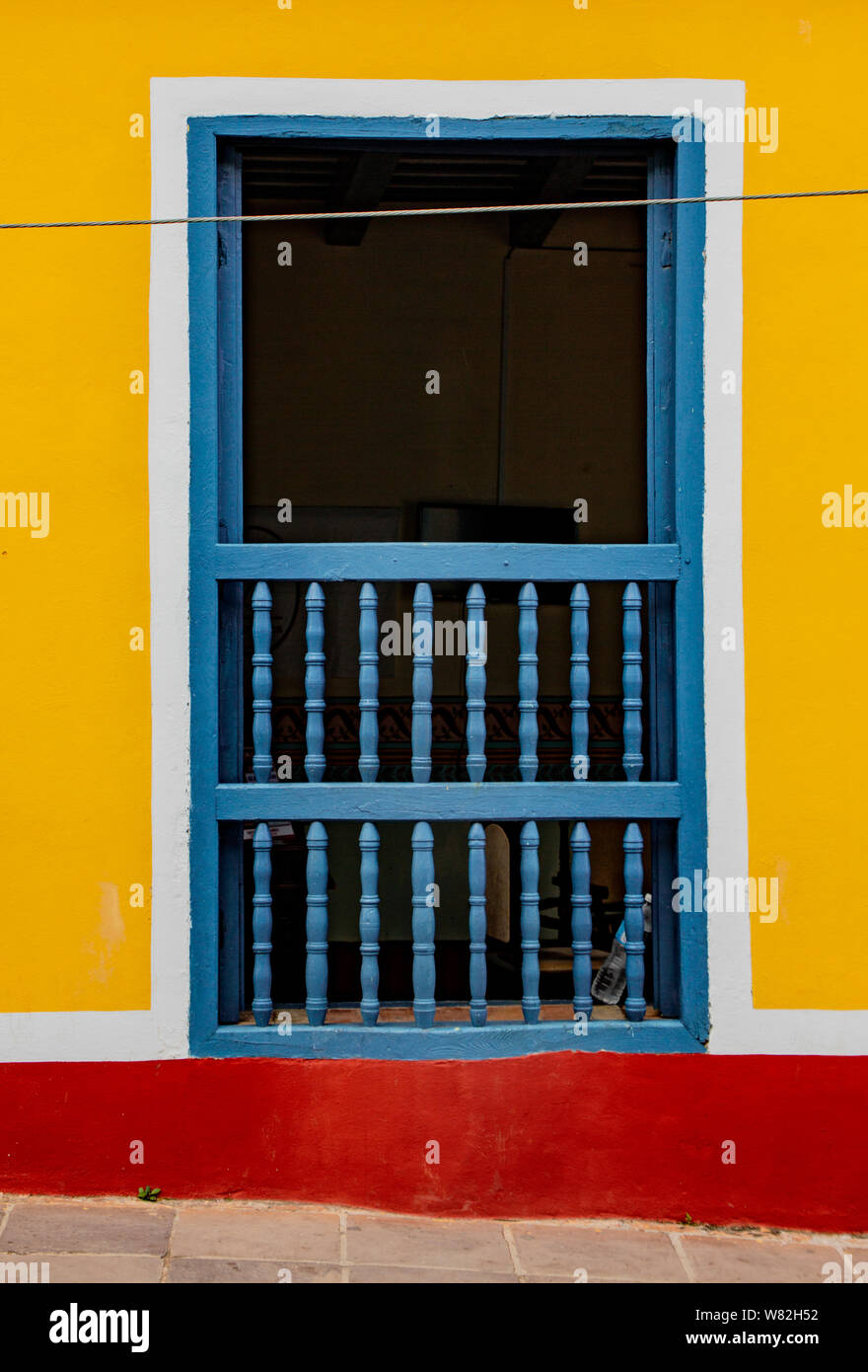 Trinidaad, Kuba 26.November 2017 - Offene blaue Fensterläden, inneren Zimmer mit frisch lackiert Blau bewaldeten Gitter auf gelbe und rote Wal Stockfoto