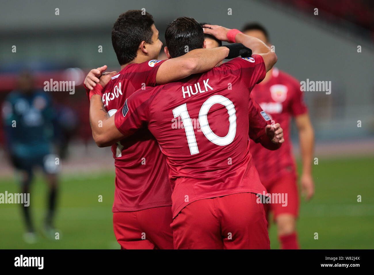 Brasilianischen Fußball-Star Givanildo Vieira de Sousa, front, besser als Hulk, der von China Shanghai SIPG bekannt, feiert mit Elkeson de Oliveira Cardoso, Stockfoto