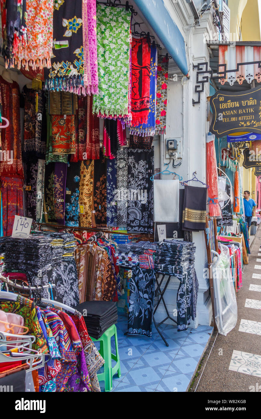 Phuket, Thailand - 2. November 2016: Batik shop auf Thalang Road. Dies ist das Herz der Altstadt. Stockfoto