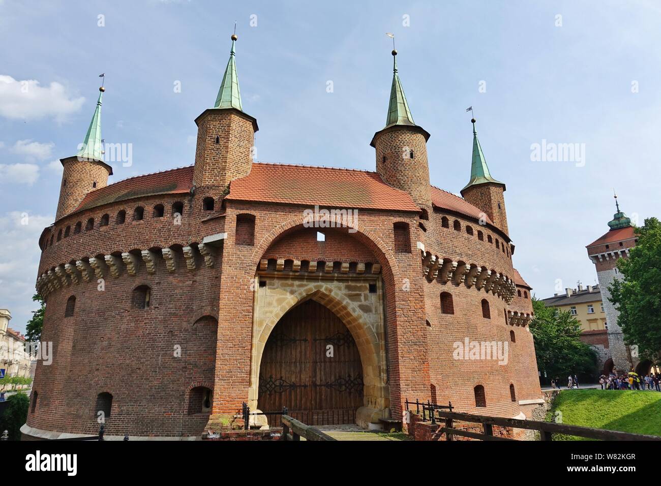 Krakau, Polen, 25. Mai 2019 - Angesichts der Brick Krakau Barbican (Barbakan Krakowski), einen befestigten Vorposten Tor zur Altstadt in Krakau, Polan Stockfoto