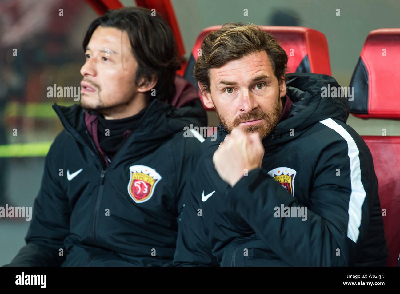 Head Coach Andre Villas-Boas der chinesischen Shanghai SIPG F.C., Recht, Uhren, seine Spieler konkurrieren gegen Thailand Sukhothai F.C. in einem qualifizierenden mat Stockfoto