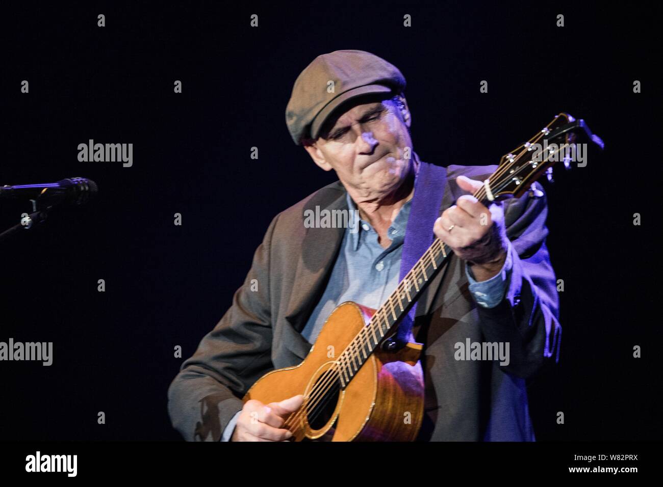 Amerikanische Singer/Songwriter James Taylor, der während eines Konzerts in Hongkong, China, 23. Februar 2017. Stockfoto