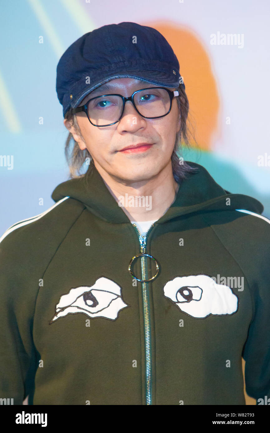 Hong Kong Regisseur und Schauspieler Stephen Chow besucht eine Werbeveranstaltung für seinen neuen Film "Reise in den Westen: Die Dämonen Schlagen zurück" in Hangzhou Stockfoto