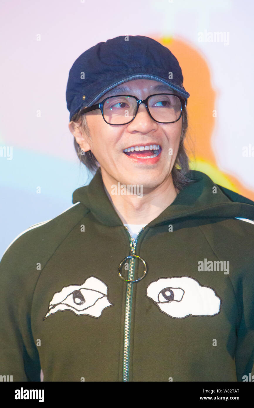 Hong Kong Regisseur und Schauspieler Stephen Chow besucht eine Werbeveranstaltung für seinen neuen Film "Reise in den Westen: Die Dämonen Schlagen zurück" in Hangzhou Stockfoto