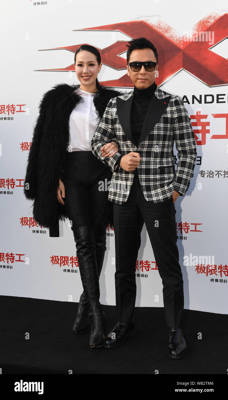 Hong Kong Darsteller Donnie Yen, rechts, und sein Modell Frau Cecilia Wang ankommen auf dem roten Teppich bei der Premiere seines Films "xXx: Die Rückkehr von Xander C Stockfoto