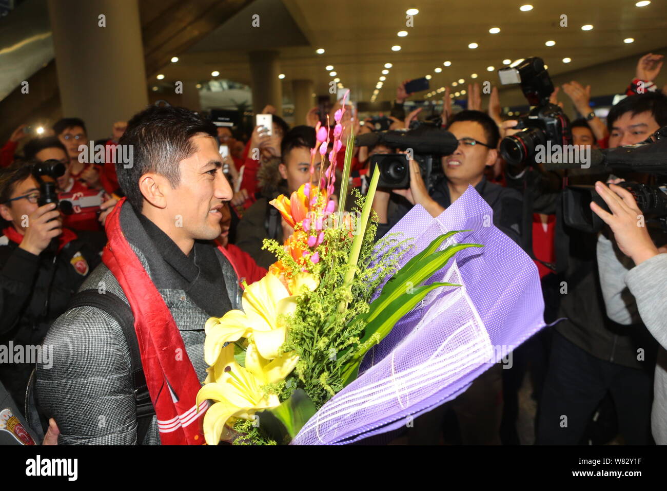 Usbekistan Fußballspieler Odil Ahmedov wird dargestellt, nach dem Internationalen Flughafen Shanghai Pudong in Shanghai, China, 2. Januar 2017 kommen. Stockfoto