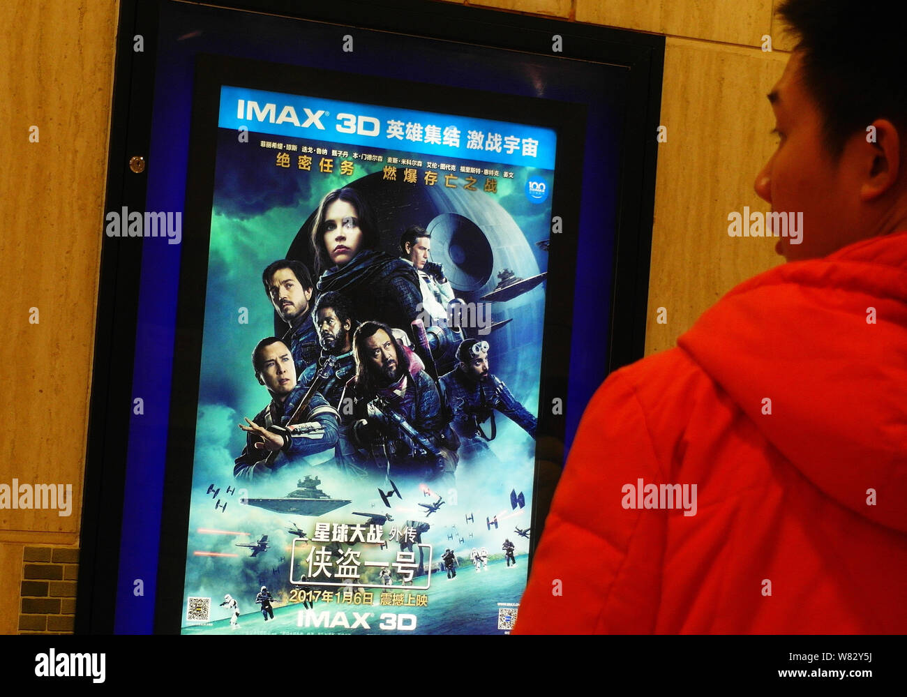 Eine Chinesische filmgoer betrachtet ein Plakat des Films "Schurkenstaaten: ein Star Wars Geschichte" in einem Kino in Kunshan City, Chinas Provinz Hubei, 4 Dezember Stockfoto