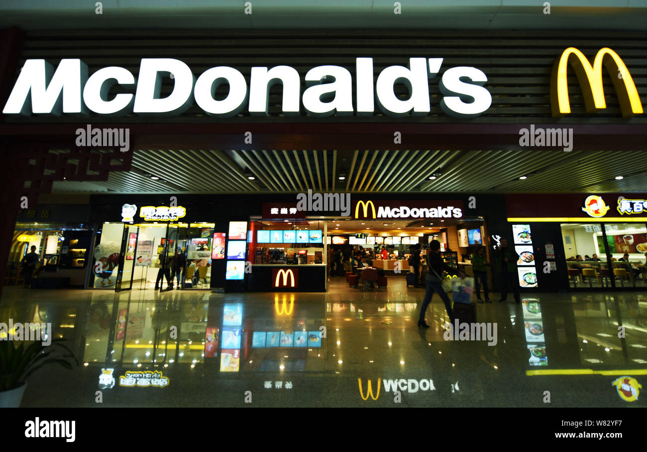 Ein Fußgänger geht hinter einem Fastfood Restaurant von McDonald's in Hangzhou City, East China Zhejiang provinz, vom 9. Januar 2017. McDonald's Corp. hat ag Stockfoto