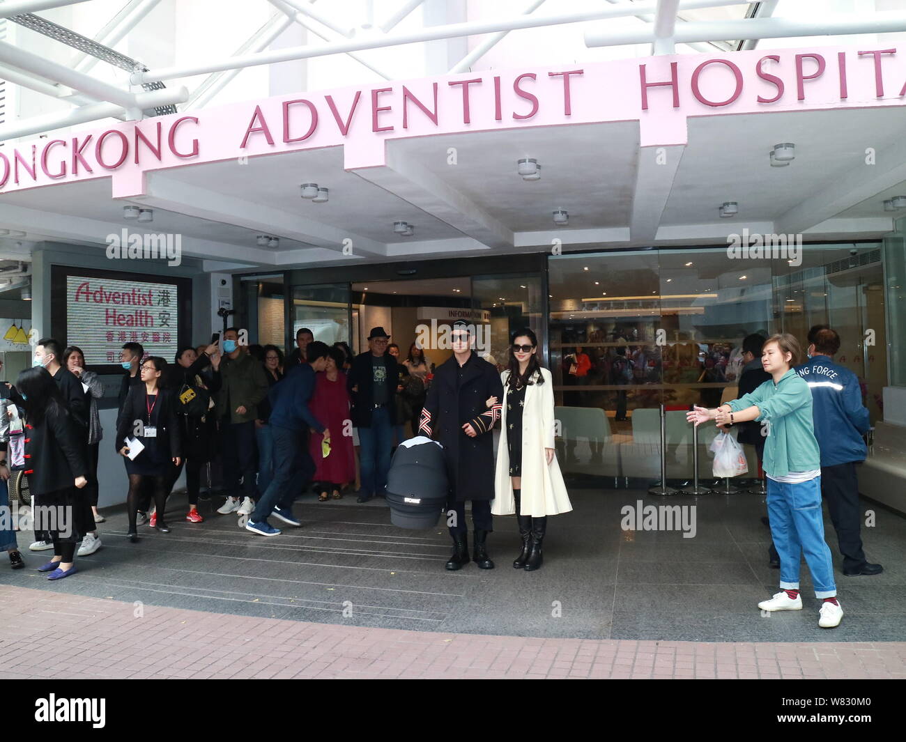 Hong Kong Model und Schauspielerin Angelababy, Rechts, und ihre Schauspieler mann Huang Xiaoming lassen Hong Kong Adventist Hospital nach gebar sie ein Baby Stockfoto