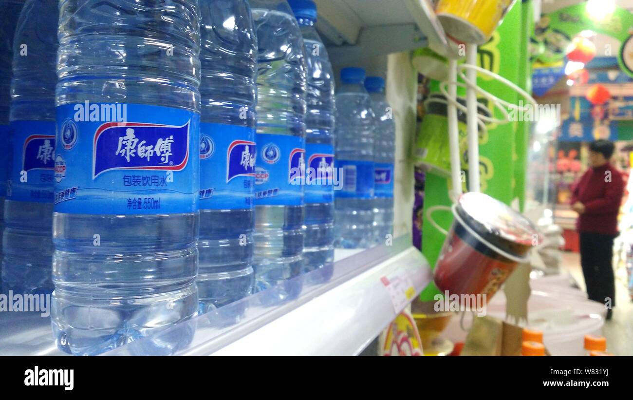 Flaschen von Meister Kong Trinkwasser von Tingyi (Cayman Inseln) Holding Corporation sind für den Verkauf in einem Supermarkt in Hefei City, East China Anhui p Stockfoto