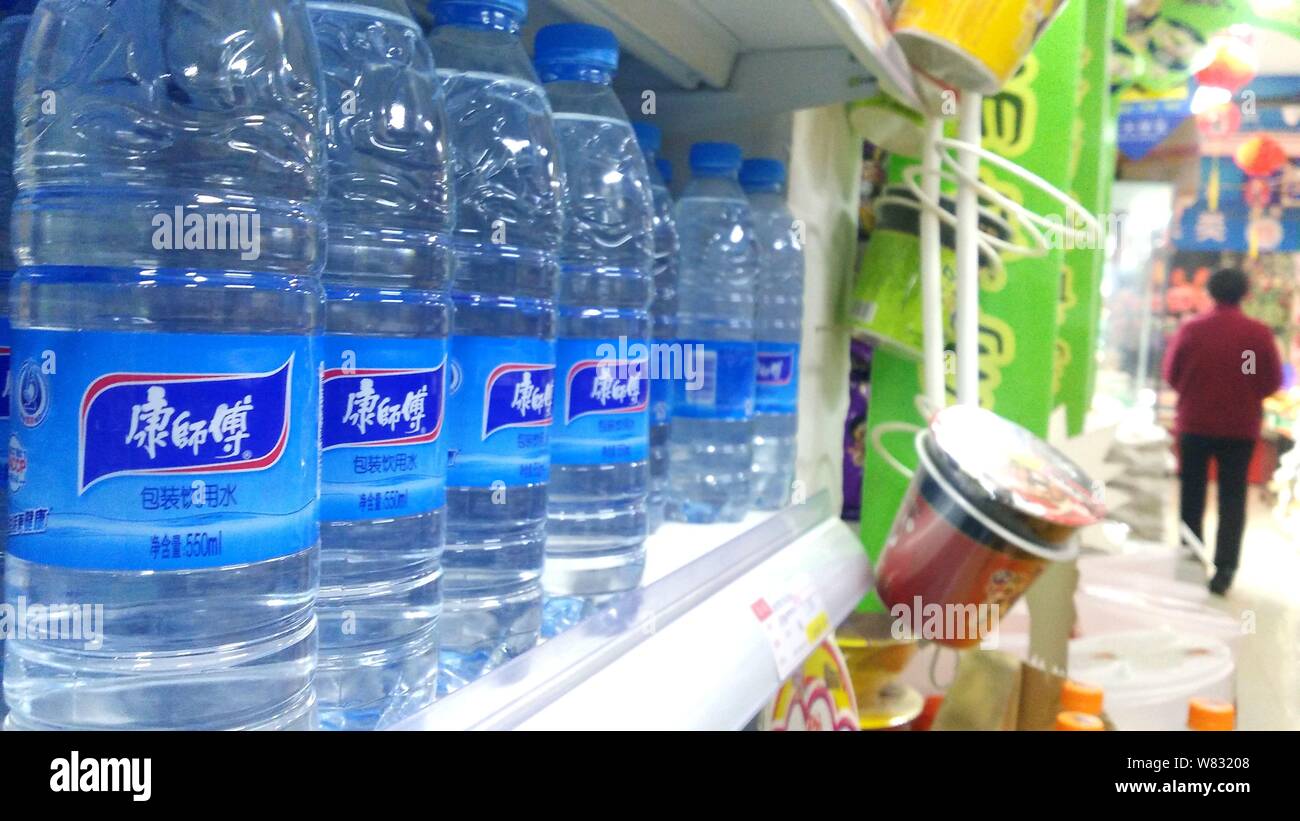 Flaschen von Meister Kong Trinkwasser von Tingyi (Cayman Inseln) Holding Corporation sind für den Verkauf in einem Supermarkt in Hefei City, East China Anhui p Stockfoto