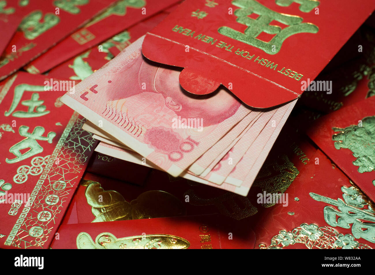 ---- Blick auf hongbao oder rote Umschläge mit Geld glücklich in der Stadt Shaoyang gefüllt, Hunan Provinz Central China, 10. Januar 2016. Mehr und mehr Ch Stockfoto