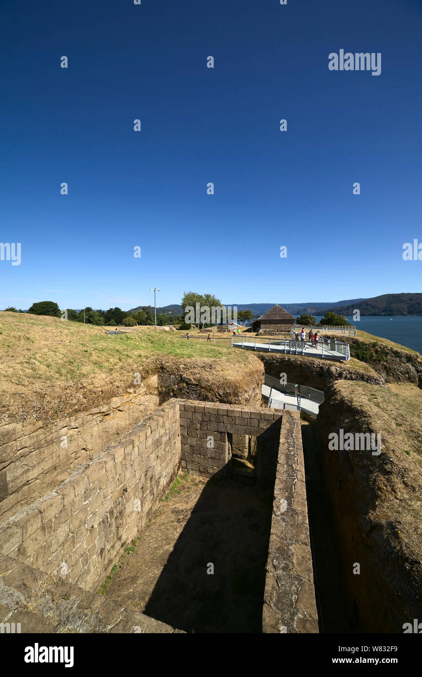 NIEBLA, CHILE - Februar 2, 2016: Ruinen der Festung von Niebla, Chile am 2. Februar 2016. Das Fort liegt an der Mündung des Flusses Valdivia. Stockfoto