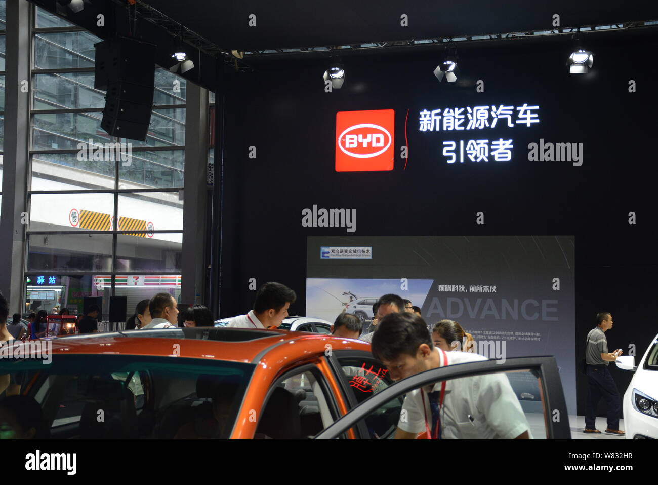 ---- Besucher Blick auf BYD Autos während ein Automobil Ausstellung in Shenzhen, der südchinesischen Provinz Guangdong, 1. Oktober 2016. BYD Co Pläne t Stockfoto