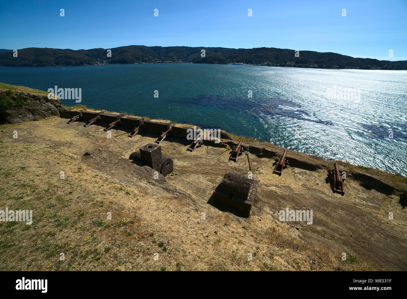 NIEBLA, CHILE - Februar 2, 2016: Kanonen der Niebla Festung mit Blick auf die valdivia Fluss am 2. Februar 2016 in Niebla, Chile Stockfoto