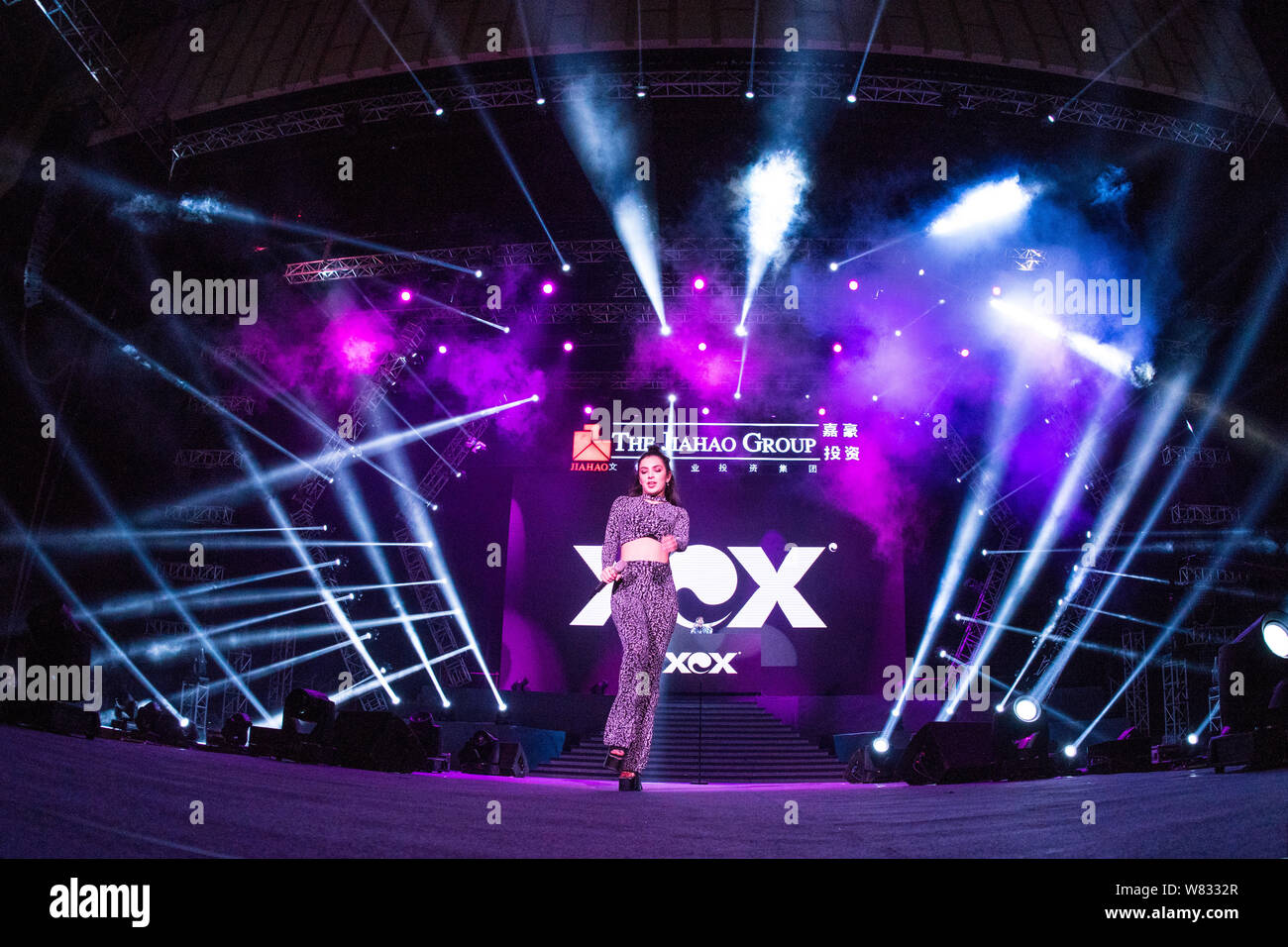 Englische Sängerin Charlotte Emma Aitchison, besser bekannt unter ihrem Künstlernamen Charli XCX bekannt, führt während der Spring Festival Gala der Jiahao Gruppe in Sh Stockfoto