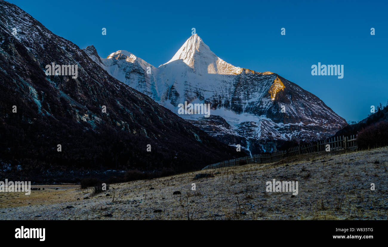 Mai Landschaft des Yang Yong in Yading, daocheng County, Garze tibetischen autonomen Präfektur, Provinz Sichuan im Südwesten Chinas, 7. Dezember 2016. Stockfoto