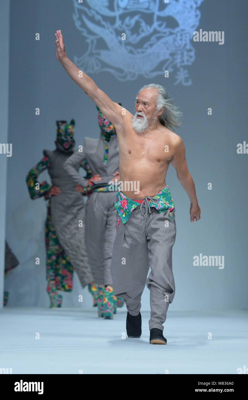 79-jährige chinesische Schauspieler Wang Deshun zeigt eine neue Schöpfung durch Chinesische Mode Designer am Sheguang Sheguang Hu Hu fashion show während der China Stockfoto