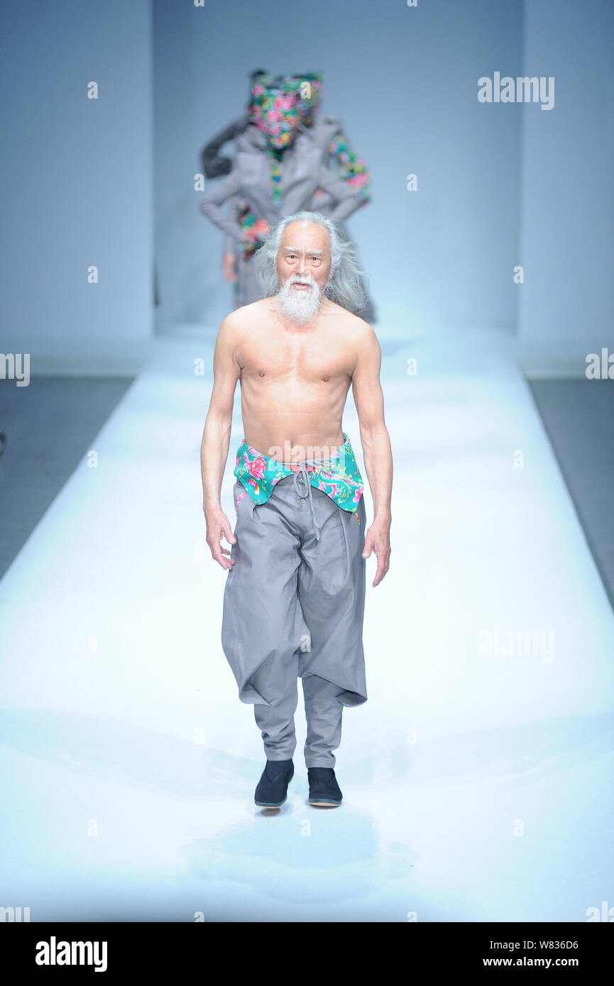 79-jährige chinesische Schauspieler Wang Deshun zeigt eine neue Schöpfung durch Chinesische Mode Designer am Sheguang Sheguang Hu Hu fashion show während der China Stockfoto