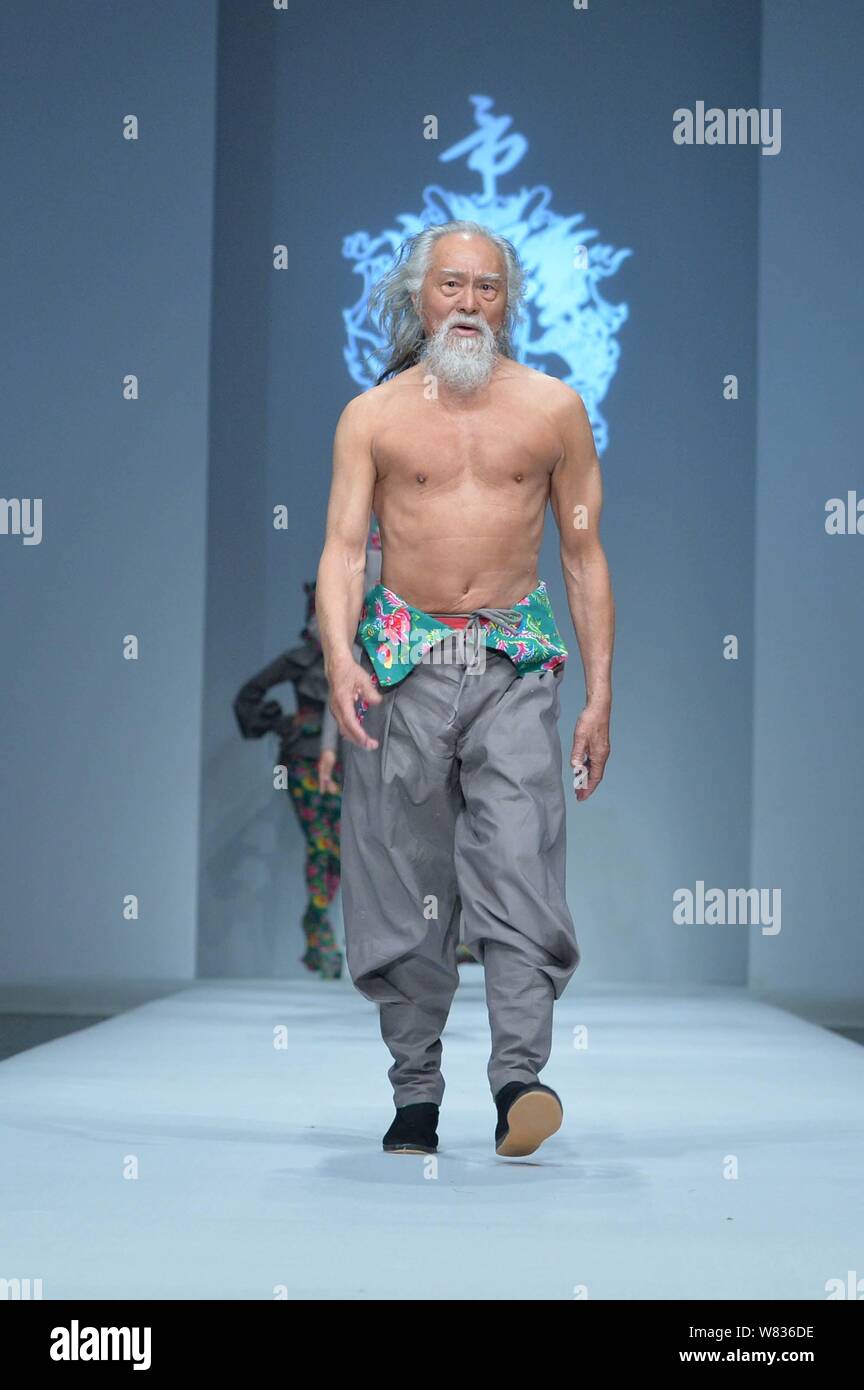 79-jährige chinesische Schauspieler Wang Deshun zeigt eine neue Schöpfung durch Chinesische Mode Designer am Sheguang Sheguang Hu Hu fashion show während der China Stockfoto