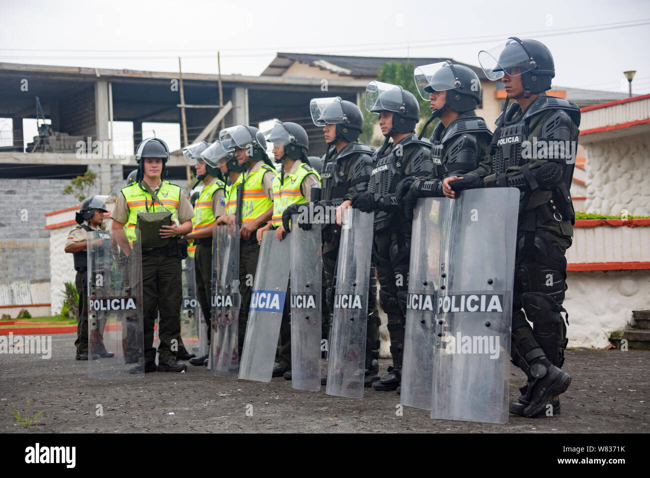 Cuenca, Ecuador - August 13, 2015 - Bereitschaftspolizei stand in Bildung, Schutz gegen mögliche Mühe an einen politischen Protest Stockfoto